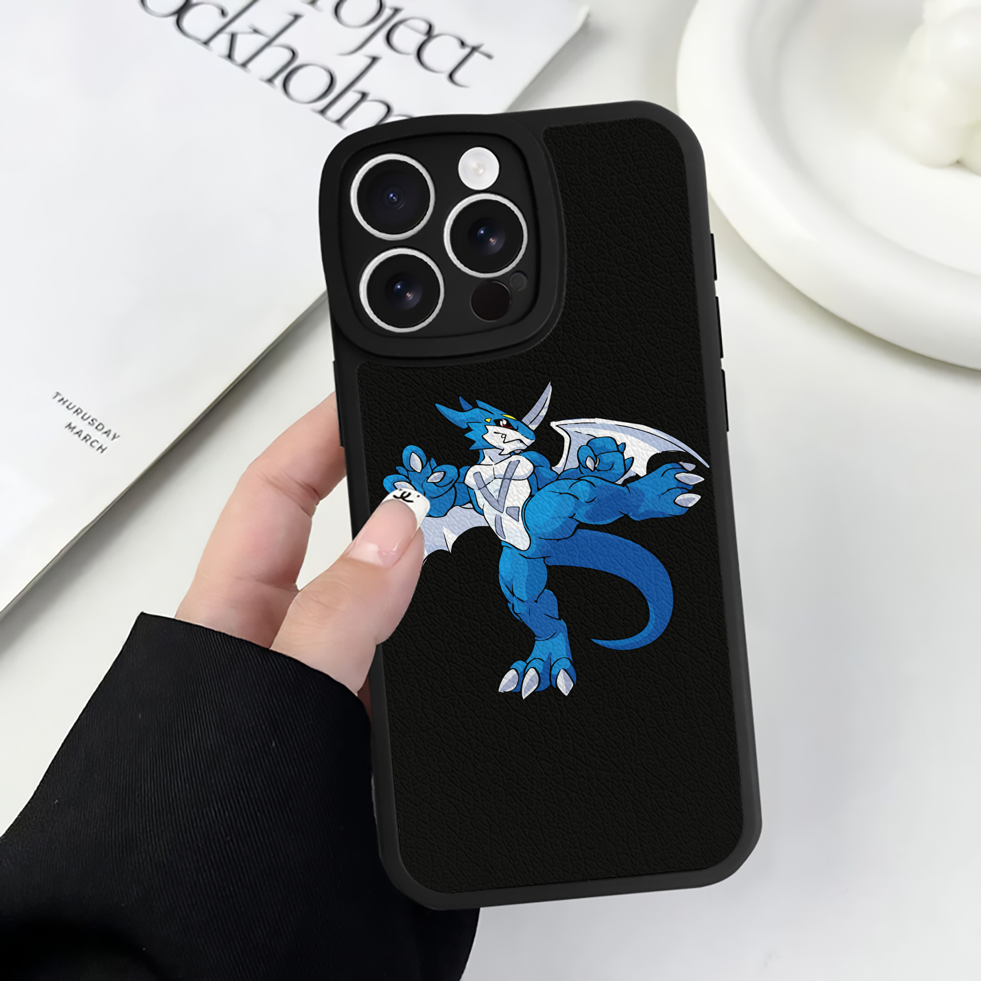 （画像用） Digimon デジタルモンスター/デジモン 【iPhone 16シリーズ対応】シリコンスマホケース（レザー調） 材質：シリコン